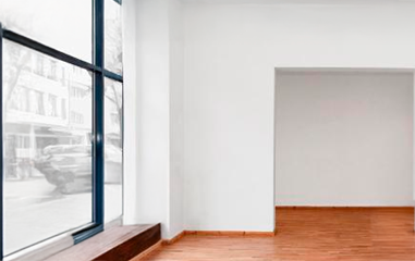 local con sillas en círculo