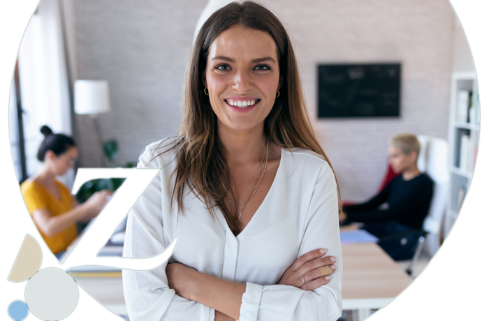 primer plano de chica sonriente en la oficina, con dos compañeros de fondo