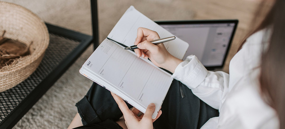 Mujer escribiendo en una agenda