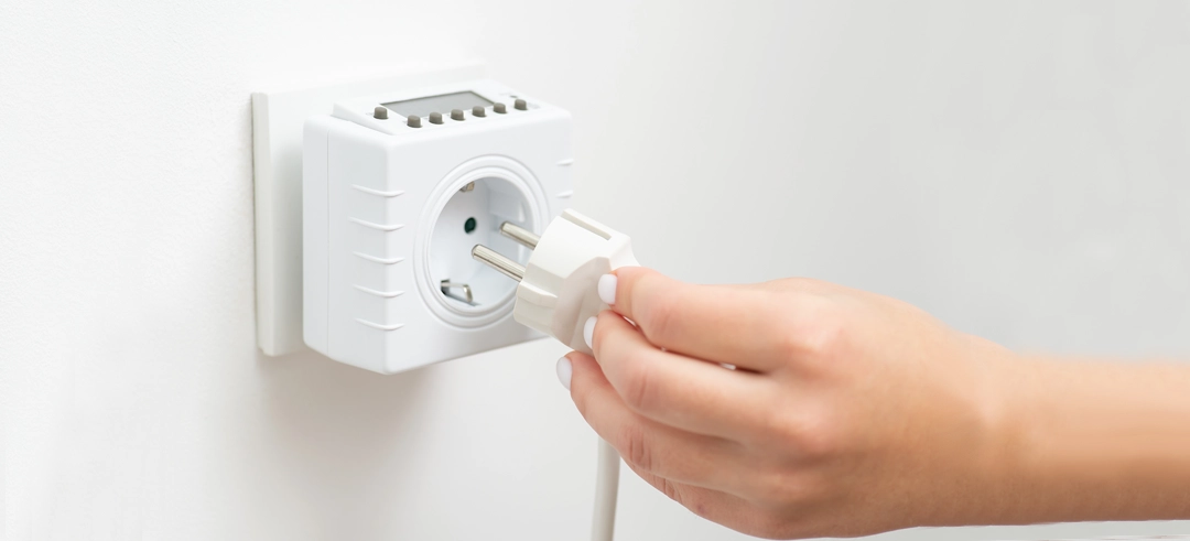 Persona enchufando un cable en un interruptor