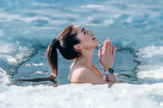 Mujer durante un baño helado