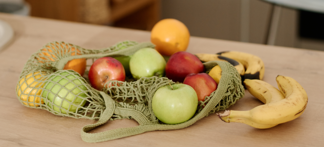 Bolsa con fruta sobre una mesa