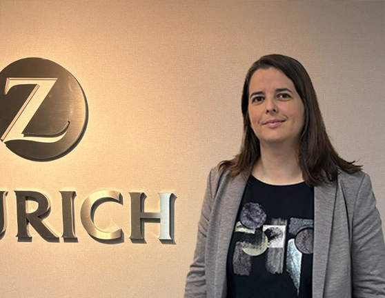 Olga García Pelayo posando con el logo de Zurich