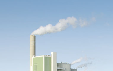 humo saliendo de chimenea de fábrica