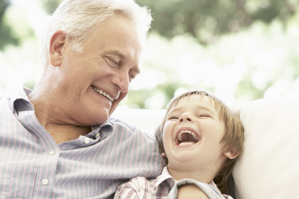 abuelo y nieto riendo