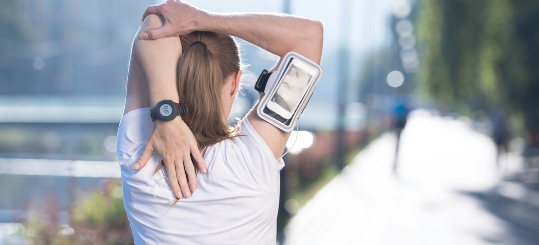 Mujer estirando los brazos