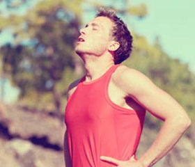 Corredor tomando aire después de hacer ejercicio